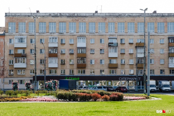 На первом этаже дома находится продуктовый супермаркет<br> На первом этаже дома находится продуктовый супермаркет<br>