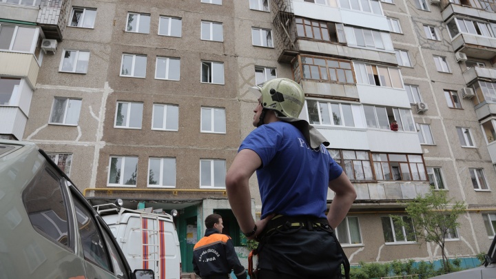 Кидался осколками стекла и никого не подпускал: уфимские спасатели сняли с карниза мужчину