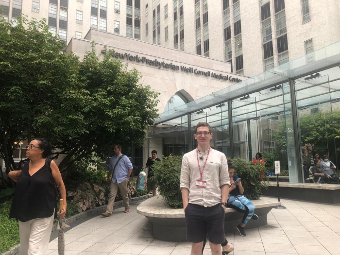 Григорий Тагильцев на фоне центрального входа в Корнелл и New York Presbyterian Hospital Григорий Тагильцев на фоне центрального входа в Корнелл и New York Presbyterian Hospital