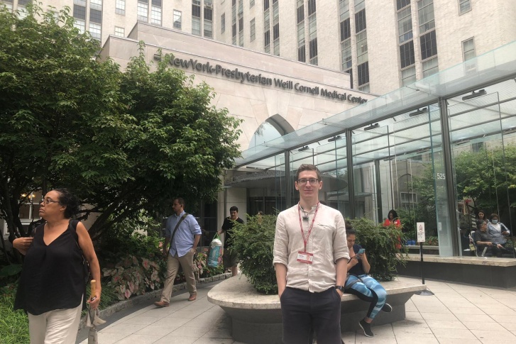 Григорий Тагильцев на фоне центрального входа в Корнелл и New York Presbyterian Hospital Григорий Тагильцев на фоне центрального входа в Корнелл и New York Presbyterian Hospital