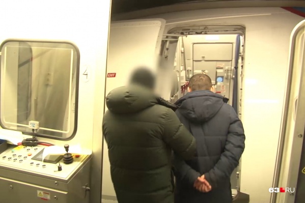 Иностранца отправили на родину в сопровождении самарских силовиков Иностранца отправили на родину в сопровождении самарских силовиков