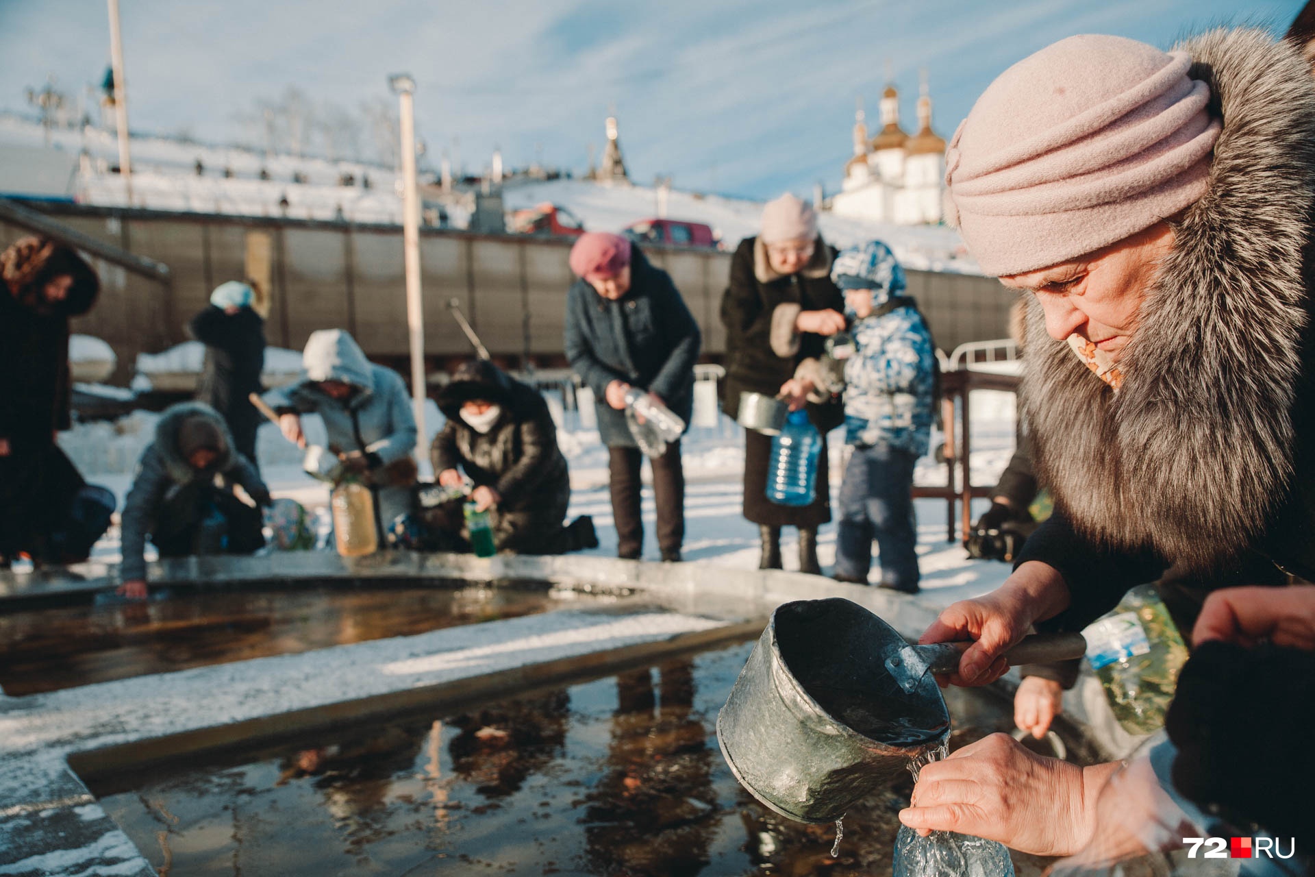 А еще многие верующие принесли с собой специальную тару для святой воды. Некоторые набирали освященную владыкой воду в пятилитровые бутылки А еще многие верующие принесли с собой специальную тару для святой воды. Некоторые набирали освященную владыкой воду в пятилитровые бутылки 