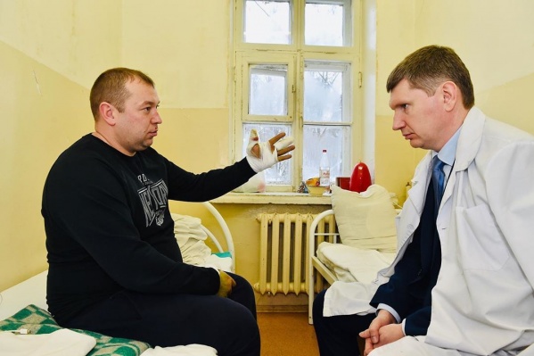 Боец Росгвардии Михаил Немтинов и губернатор Прикамья Максим Решетников в больнице Боец Росгвардии Михаил Немтинов и губернатор Прикамья Максим Решетников в больнице