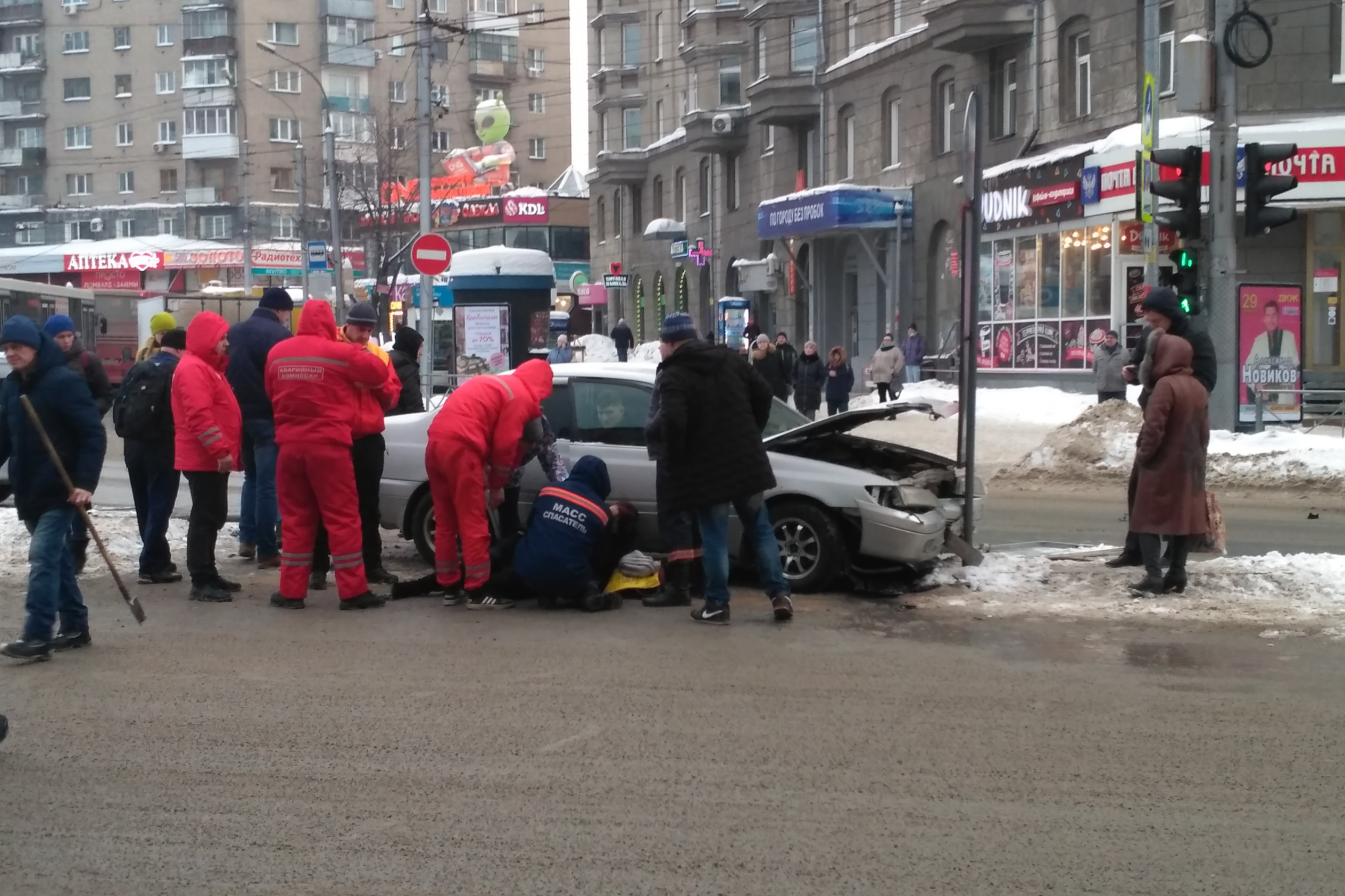 Новосибирские новости происшествия. Авария на площади Калинина в Новосибирске. Толпа пешеходов. Новосибирск ДТП пешеходном переходе.