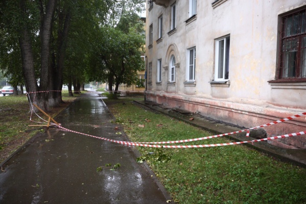 От ветра кирпичи с крыши начали падать на тротуар От ветра кирпичи с крыши начали падать на тротуар