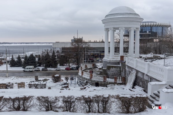 Знаменитую ротонду в центре Волгограда освободили от строительных лесов Знаменитую ротонду в центре Волгограда освободили от строительных лесов 