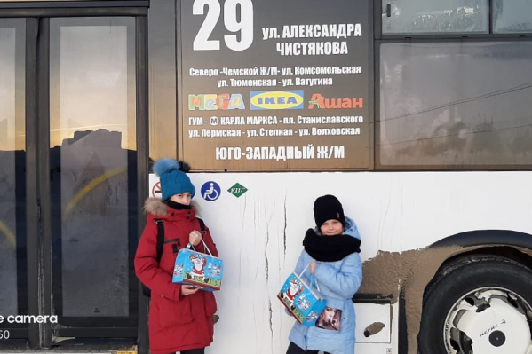 Девочкам вручили сладкие подарки и поздравили с наступающим Новым годом Девочкам вручили сладкие подарки и поздравили с наступающим Новым годом