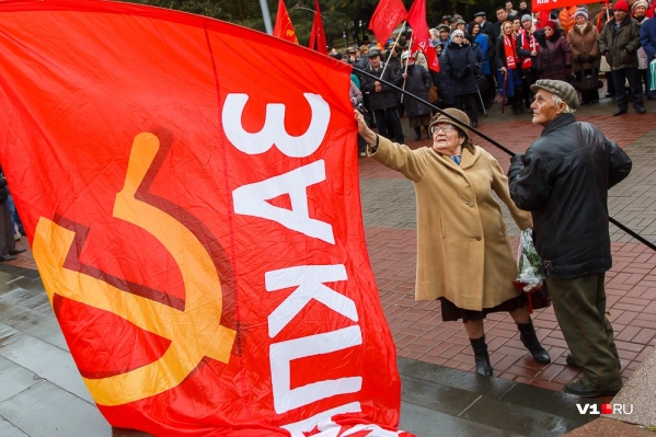 По традиции, коммунисты пойдут с флагами и транспарантами По традиции, коммунисты пойдут с флагами и транспарантами