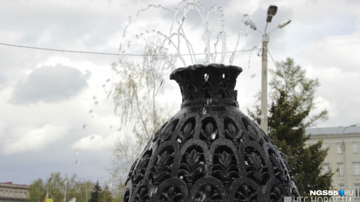 В каком сквере Омска находится самый старый из действующих городских фонтанов?