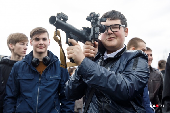 Волгоградские призывники с интересом отправились к боевому оружию Волгоградские призывники с интересом отправились к боевому оружию