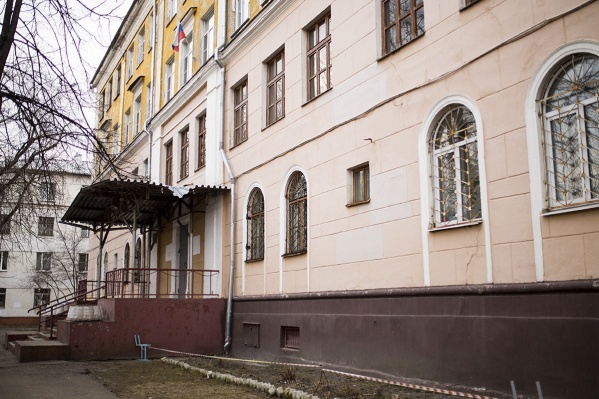 Фасад здания весь в трещинах Фасад здания весь в трещинах