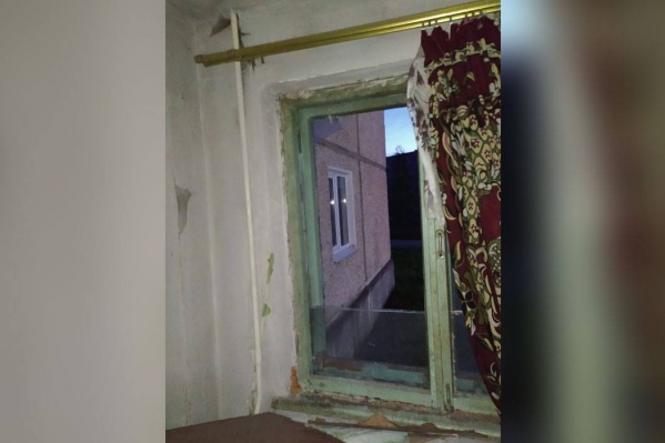 Окно, из которого пьяный молодой человек выбросил малыша Окно, из которого пьяный молодой человек выбросил малыша