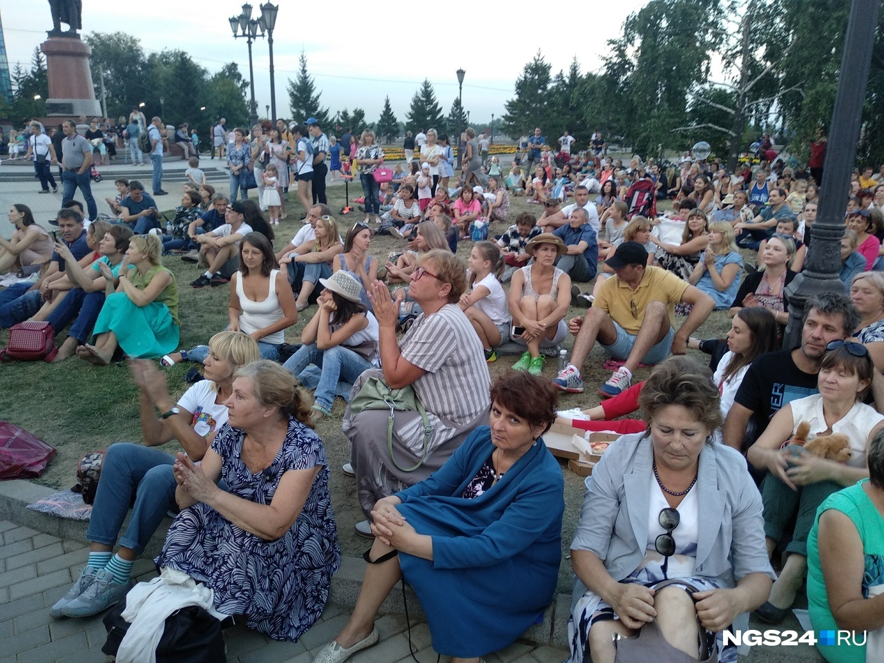 Многие решили смотреть концерт с экранов, расположившись на газончиках возле БКЗ 