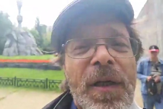 Блогера Тимура Ханова избили во время прямого эфира в сквере павших в годы Гражданской войны Блогера Тимура Ханова избили во время прямого эфира в сквере павших в годы Гражданской войны