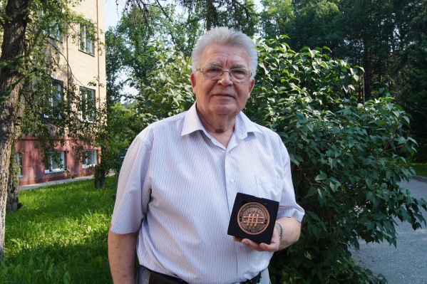 Геннадий Швецов с медалью Геннадий Швецов с медалью