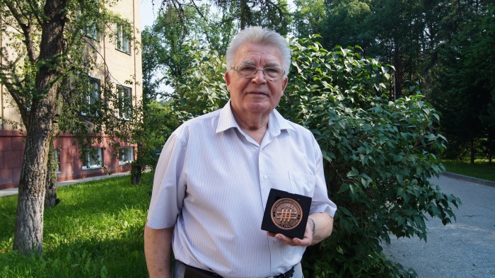Геннадий Швецов с медалью Геннадий Швецов с медалью
