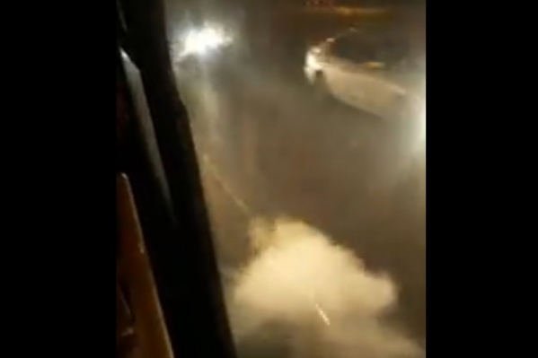 Из-под маршрутки повалил густой дым Из-под маршрутки повалил густой дым