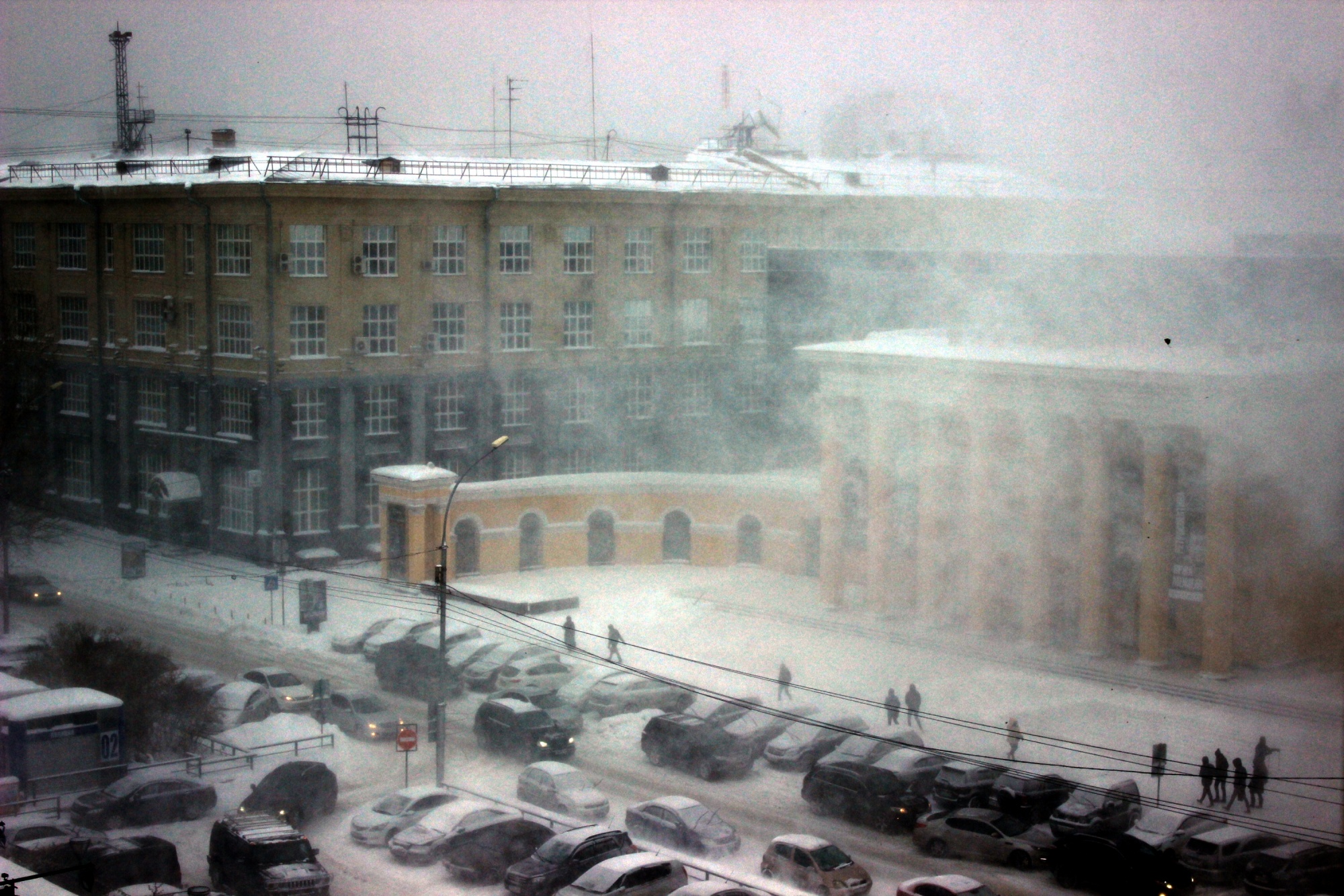 Заморозка новосибирск. Метель в Новосибирске. Новосибирск замело. Метель и заморозки в городе. Фото заморозки Новосибирск.