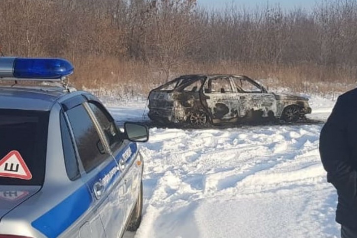 Молодой человек привёл на место, где сжег машину Молодой человек привёл на место, где сжег машину