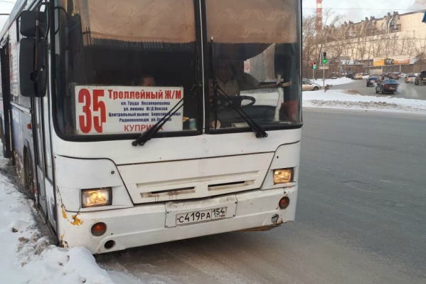 Часть пассажиров осталась ждать, когда автобус повезёт их дальше Часть пассажиров осталась ждать, когда автобус повезёт их дальше