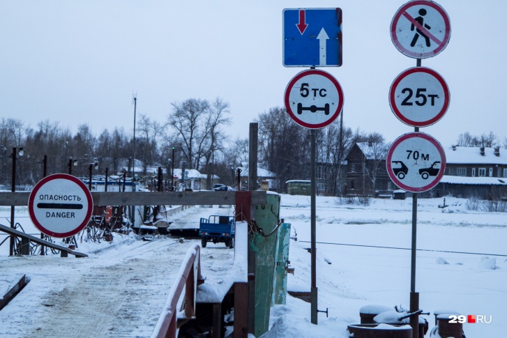На переправе потребовалась замена троса На переправе потребовалась замена троса
