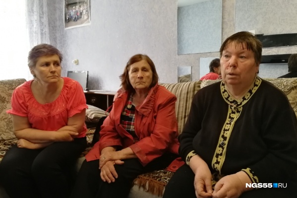 Родственники пропавших, слева направо: сестра мужа, его мать и мать жены Родственники пропавших, слева направо: сестра мужа, его мать и мать жены