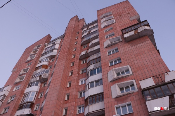 Сейчас дом пуст. Жильцы могут попасть в квартиры только несколько часов в день Сейчас дом пуст. Жильцы могут попасть в квартиры только несколько часов в день