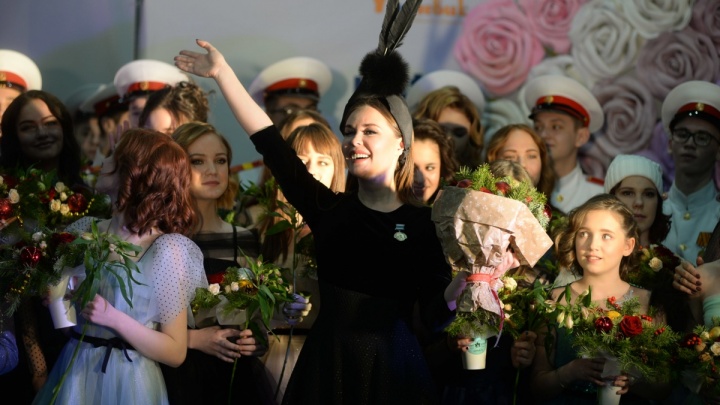 На модном показе от Юлии Михалковой 20 девочек-сирот получили новогодние платья мечты