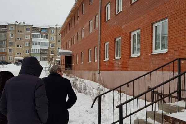 Комиссия обследует некачественные дома для сирот в нескольких районах Прикамья Комиссия обследует некачественные дома для сирот в нескольких районах Прикамья