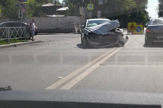 Mitsubishi встала посреди дороги Mitsubishi встала посреди дороги