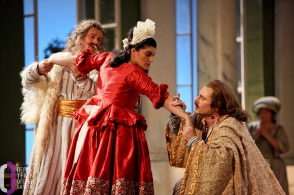 Шесть героев моцартовской оперы Cosi fan tutte («Так поступают все женщины») запутались в противоречивых связях и переодеваниях. Как выйдут из сложных ситуаций герои, зрители узнают 15 и 16 января в Пермском оперном Шесть героев моцартовской оперы Cosi fan tutte («Так поступают все женщины») запутались в противоречивых связях и переодеваниях. Как выйдут из сложных ситуаций герои, зрители узнают 15 и 16 января в Пермском оперном 