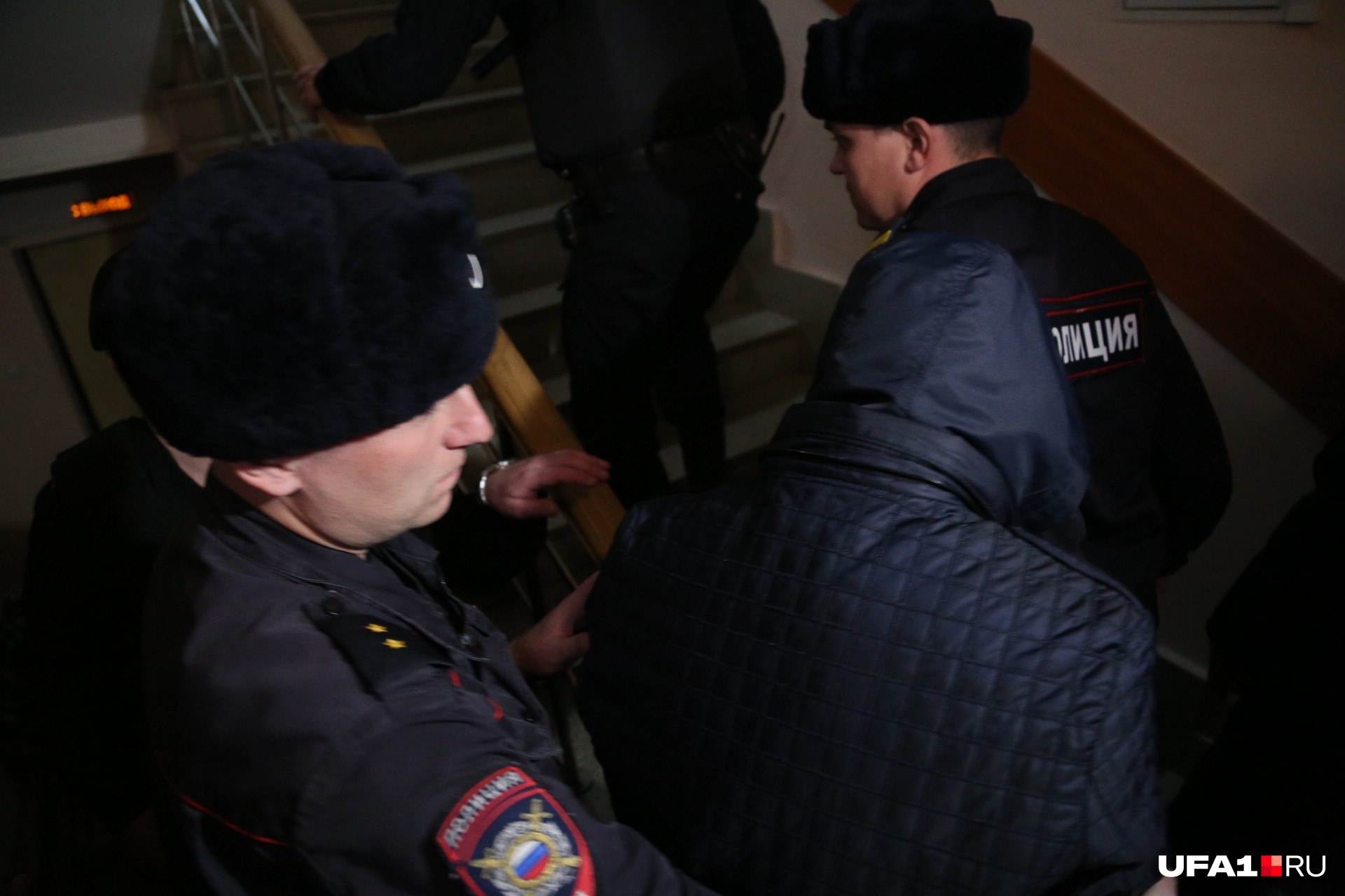 Один из подозреваемых закрыл свое лицо, чтобы журналисты не засняли его Один из подозреваемых закрыл свое лицо, чтобы журналисты не засняли его