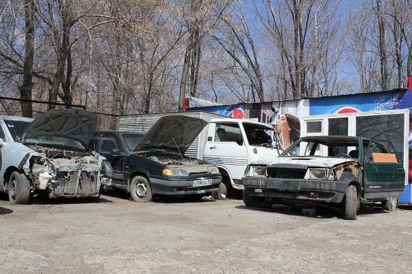 Стоянка конфискованных автомобилей, вероятно, будет выглядеть примерно так. Продавать их будут после истечения сроков оспаривания с аукционов в пользу государства Стоянка конфискованных автомобилей, вероятно, будет выглядеть примерно так. Продавать их будут после истечения сроков оспаривания с аукционов в пользу государства
