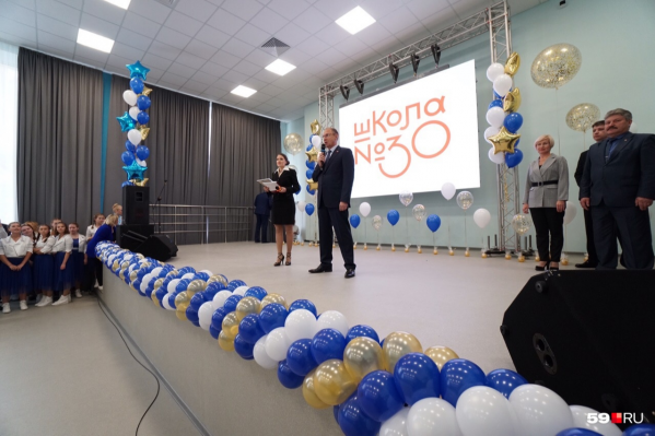 На открытии нового корпуса школы сегодня побывал мэр города На открытии нового корпуса школы сегодня побывал мэр города