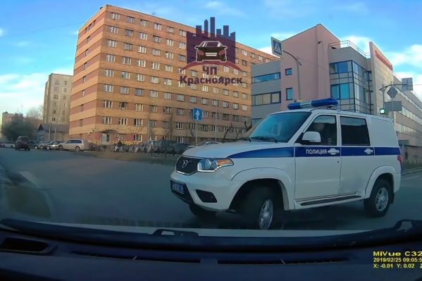 Так оба водителя стояли больше минуты, пока полицейские не включили спецсигнал Так оба водителя стояли больше минуты, пока полицейские не включили спецсигнал