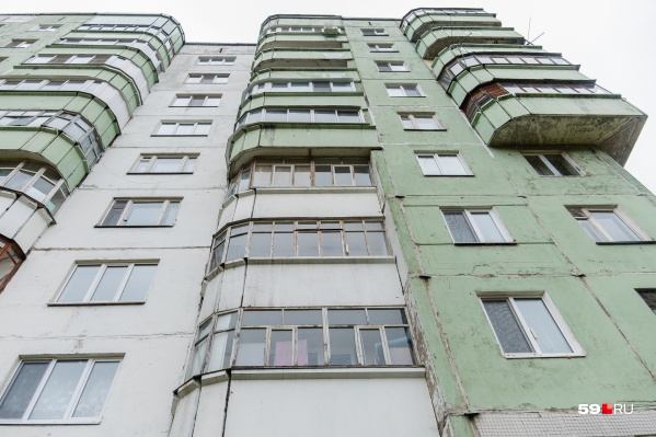 Дом на Льва Шатрова, 35 построили на склоне реки Егошихи в 1986 году<br> Дом на Льва Шатрова, 35 построили на склоне реки Егошихи в 1986 году<br>