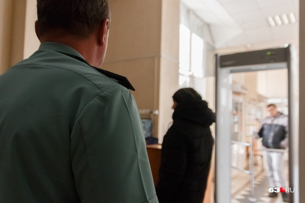 Женщину задержали на выходе из отдела полиции Женщину задержали на выходе из отдела полиции
