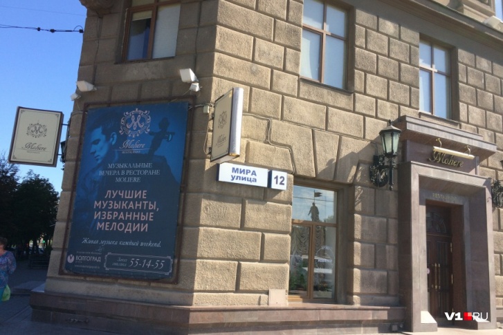 В 2017 году табличку со Сталиным закрыли афишей, а затем она бесследно исчезла В 2017 году табличку со Сталиным закрыли афишей, а затем она бесследно исчезла