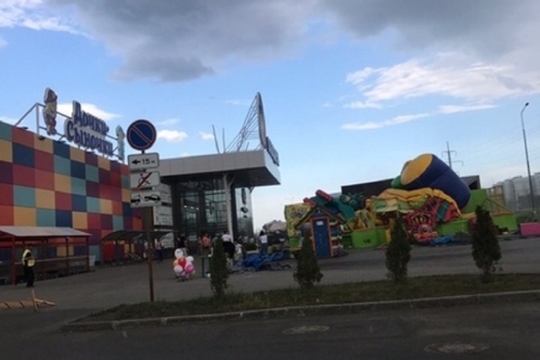 Крепления батута не помешали сильному ветру перевернуть аттракцион Крепления батута не помешали сильному ветру перевернуть аттракцион