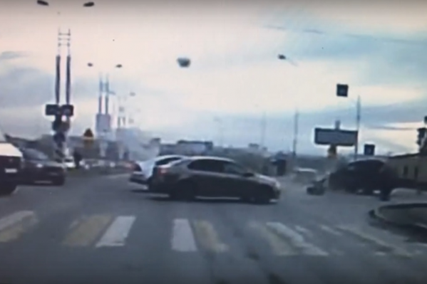 Момент аварии попал на видео Момент аварии попал на видео