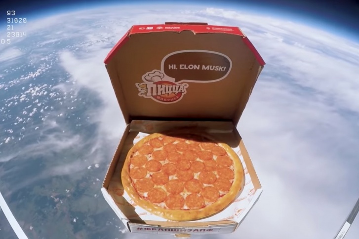 Пиццу прикрутили к коробочке, чтобы она не улетела покорять космос 