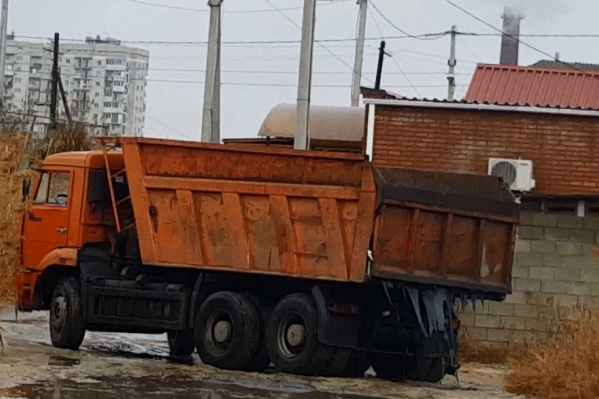 Роман Себекин запечатлел на видео слив опасных отходов в частном секторе Роман Себекин запечатлел на видео слив опасных отходов в частном секторе 