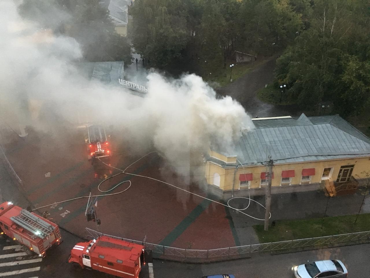 Сжигание в новосибирске. Пожарные Новосибирск. Кафе сгорело Новосибирск. В Новосибирске в Центральном парке горит кафе. Дым в помещении при пожаре.