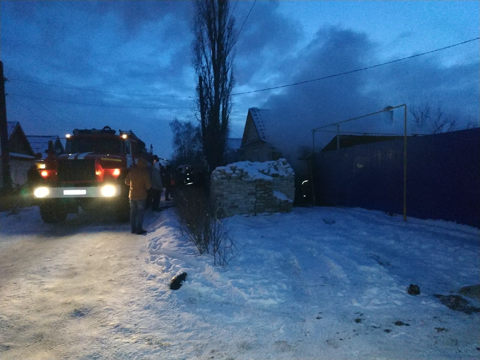 «Рядом лежали три газовых баллона»: в Волгограде сгорел гараж с «Нивой»