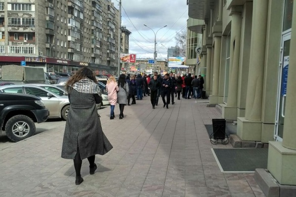 Из здания вышли десятки людей Из здания вышли десятки людей