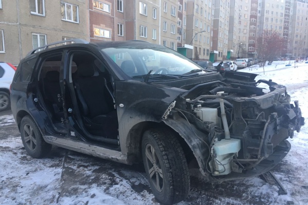 Этот Peugeot 4007 сегодня ночью лишился дверей, капота, бампера и аккумулятора Этот Peugeot 4007 сегодня ночью лишился дверей, капота, бампера и аккумулятора