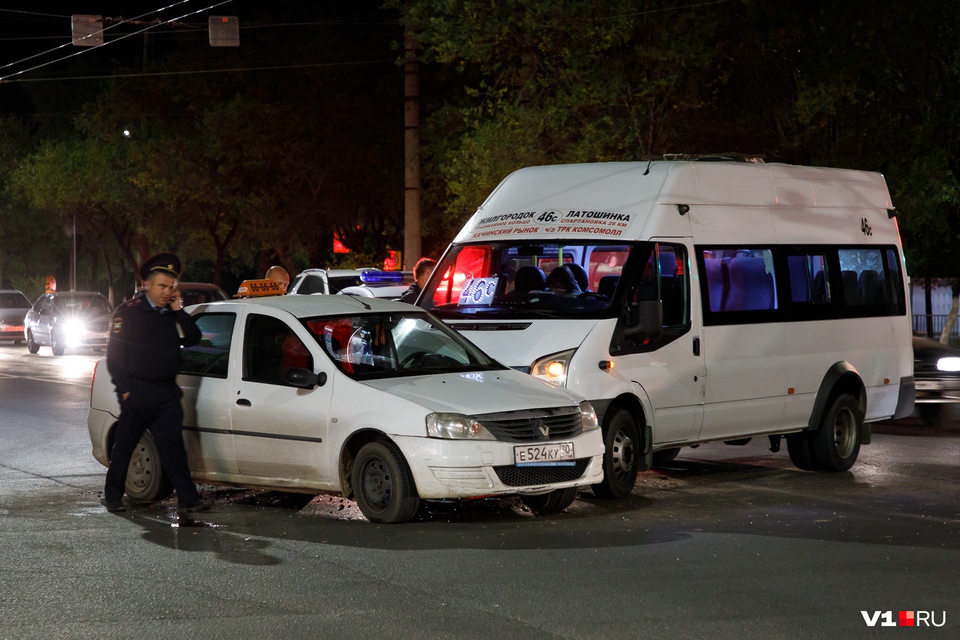 В Волгограде маршрутка ударила такси: есть пострадавшие