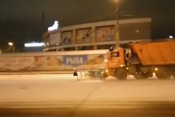 Снегоуборочные машины вывели на улицы Челябинска в разгар непогоды