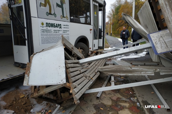 Автобус протаранил остановку с людьми Автобус протаранил остановку с людьми