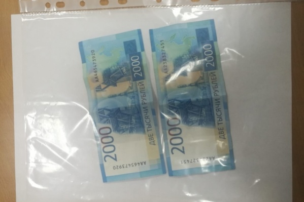 Похожий случай произошел в Богучанах 2 недели назад — водитель подложил в шапку инспектору 4 тысячи рублей Похожий случай произошел в Богучанах 2 недели назад — водитель подложил в шапку инспектору 4 тысячи рублей